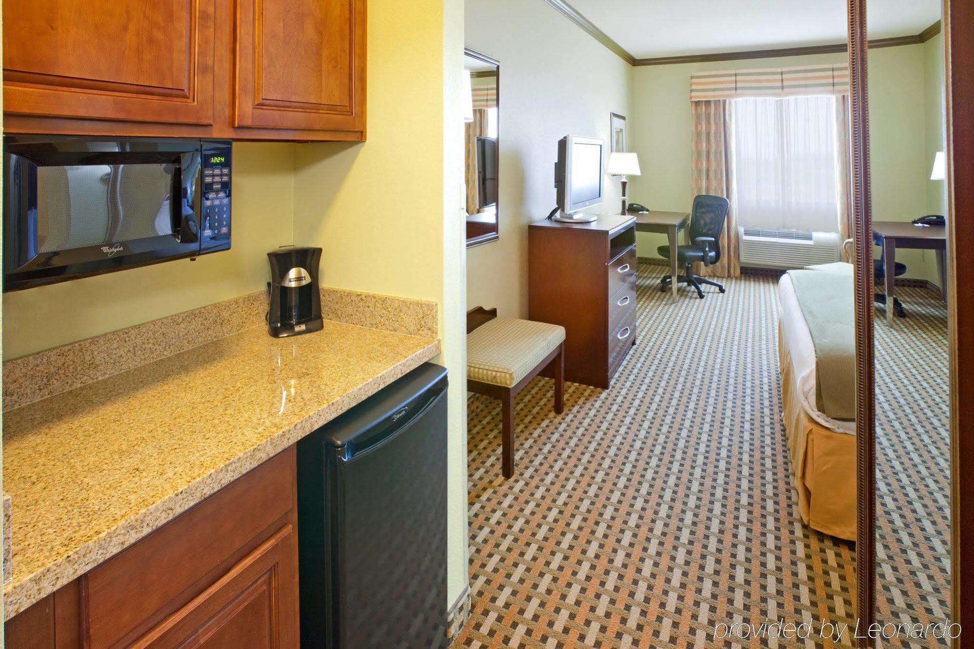 Holiday Inn Express & Suites Fort Worth - Fossil Creek By Ihg חדר תמונה